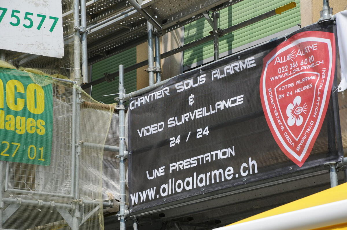 Bâche « Chantier sous alarme et vidéosurveillance 24/24 » sur un échafaudage