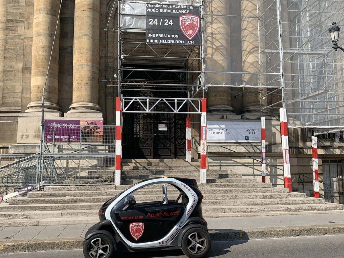 Échafaudage sous alarme Alloalarme devant le Musée d'art et d'histoire de Genève